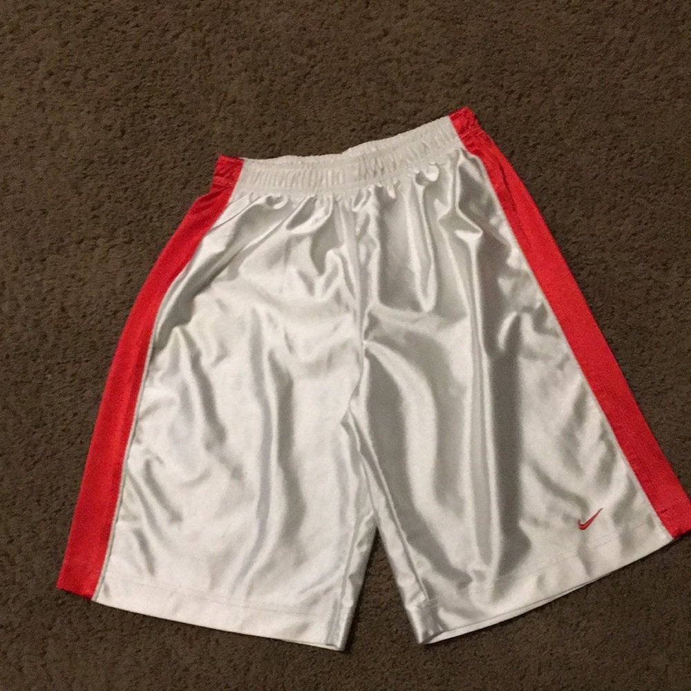 Nike white with red trim shorts Sz L (14)